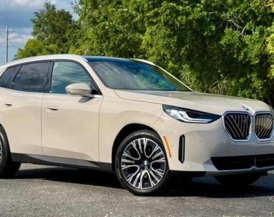 BMW готується здивувати шанувальників, працюючи над позашляховими версіями своїх кросоверів - напрямком, який ще донедавна важко було уявити для цього бренду. Адже компанія традиційно асоціюється з динамікою та комфортом на асфальті, однак зростаючий попит на SUV з "оффроуд"-характером змусив баварців шукати нові рішення. Сьогодні покупці охоче вибирають машини з мінімальними доробками у вигляді захисного обважування, великих шин і трохи збільшеного кліренсу, і BMW не планує залишатися осторонь від цієї тенденції. За інформацією BMWBlog, у компанії розглядають можливість випуску більш "суворих" варіантів як молодших моделей, таких як X1 і X3, так і флагманського X7. При цьому ступінь адаптації до бездоріжжя залежатиме від класу: бюджетніші авто, ймовірно, отримають агресивніший дизайн і спеціальну гуму, тоді як преміальні зможуть похвалитися адаптивною підвіскою, додатковим захистом та іншими технічними вдосконаленнями. Окремо розробляється масштабний проект під кодовою назвою G74 - абсолютно новий автомобіль, створений спеціально для серйозного бездоріжжя. Його прем'єра запланована на 2029 рік, а виробництво організують у США. Ця модель має стати конкурентом таких легенд, як Mercedes-Benz G-Class і Land Rover Defender. Водночас до її появи BMW може випустити позашляхові модифікації вже наявних кросоверів, що дозволить швидко протестувати попит і закріпитися в новому сегменті. Час для таких рішень грає вирішальну роль. Популярність "оффроуд"-SUV зараз перебуває на піку, але невідомо, чи збережеться цей тренд у найближчі роки. Тому BMW може діяти на випередження - представити концепт G74 і паралельно вивести на ринок натхненні ним версії X3 чи X5, щоб скористатися моментом і зміцнити позиції в сегменті, який активно розвивається.