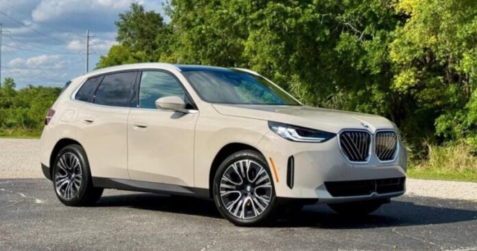 BMW готується здивувати шанувальників, працюючи над позашляховими версіями своїх кросоверів - напрямком, який ще донедавна важко було уявити для цього бренду. Адже компанія традиційно асоціюється з динамікою та комфортом на асфальті, однак зростаючий попит на SUV з "оффроуд"-характером змусив баварців шукати нові рішення. Сьогодні покупці охоче вибирають машини з мінімальними доробками у вигляді захисного обважування, великих шин і трохи збільшеного кліренсу, і BMW не планує залишатися осторонь від цієї тенденції. За інформацією BMWBlog, у компанії розглядають можливість випуску більш "суворих" варіантів як молодших моделей, таких як X1 і X3, так і флагманського X7. При цьому ступінь адаптації до бездоріжжя залежатиме від класу: бюджетніші авто, ймовірно, отримають агресивніший дизайн і спеціальну гуму, тоді як преміальні зможуть похвалитися адаптивною підвіскою, додатковим захистом та іншими технічними вдосконаленнями. Окремо розробляється масштабний проект під кодовою назвою G74 - абсолютно новий автомобіль, створений спеціально для серйозного бездоріжжя. Його прем'єра запланована на 2029 рік, а виробництво організують у США. Ця модель має стати конкурентом таких легенд, як Mercedes-Benz G-Class і Land Rover Defender. Водночас до її появи BMW може випустити позашляхові модифікації вже наявних кросоверів, що дозволить швидко протестувати попит і закріпитися в новому сегменті. Час для таких рішень грає вирішальну роль. Популярність "оффроуд"-SUV зараз перебуває на піку, але невідомо, чи збережеться цей тренд у найближчі роки. Тому BMW може діяти на випередження - представити концепт G74 і паралельно вивести на ринок натхненні ним версії X3 чи X5, щоб скористатися моментом і зміцнити позиції в сегменті, який активно розвивається.