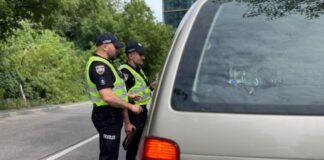 Чи обов’язково виходити з авто під час зупинки поліцією: що каже закон