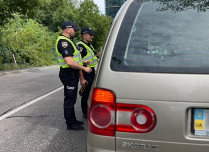 Чи обов’язково виходити з авто під час зупинки поліцією: що каже закон