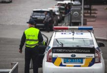 Чи повинен водій віддавати документи поліцейському в руки