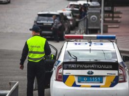Чи повинен водій віддавати документи поліцейському в руки