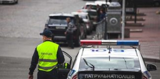 Чи повинен водій віддавати документи поліцейському в руки
