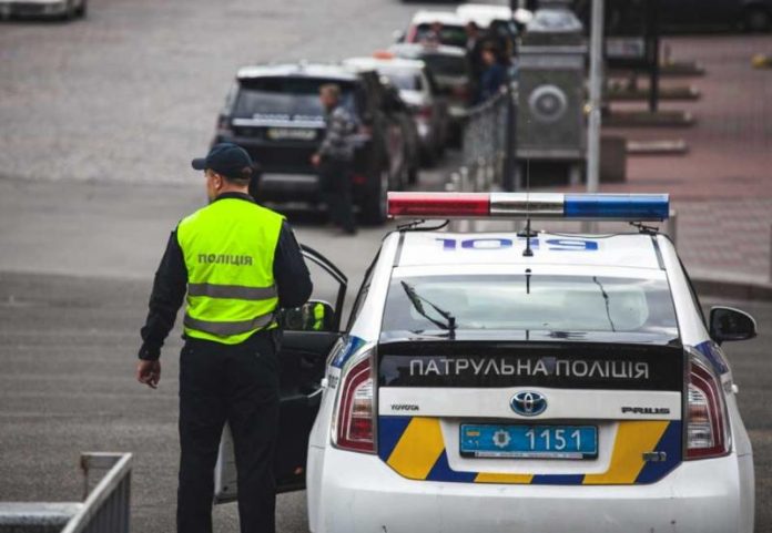 Чи повинен водій віддавати документи поліцейському в руки