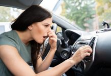 Чому в салоні авто з’являється неприємний запах і як з ним боротися