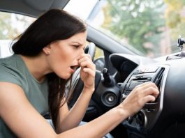 Чому в салоні авто з’являється неприємний запах і як з ним боротися