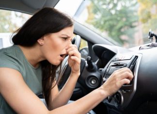 Чому в салоні авто з’являється неприємний запах і як з ним боротися