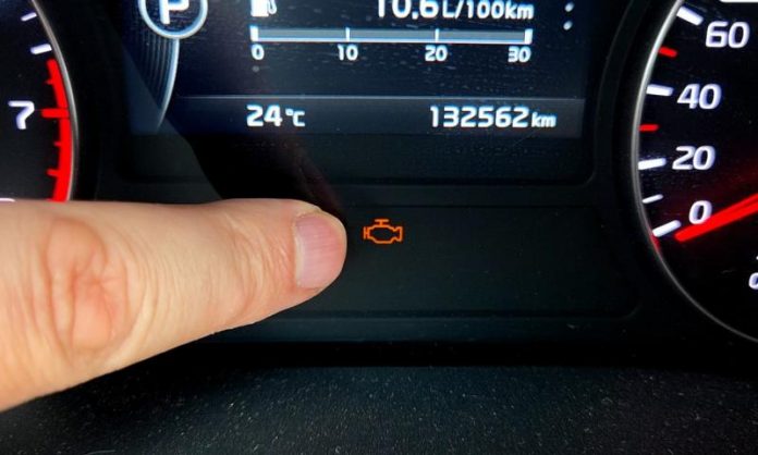 Що означає «Check Engine» на приладовій панелі і чи варто їхати далі