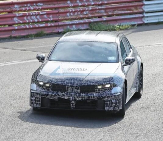 Електричний BMW M3 2026 знову помічено на тестах із мінімальним камуфляжем
