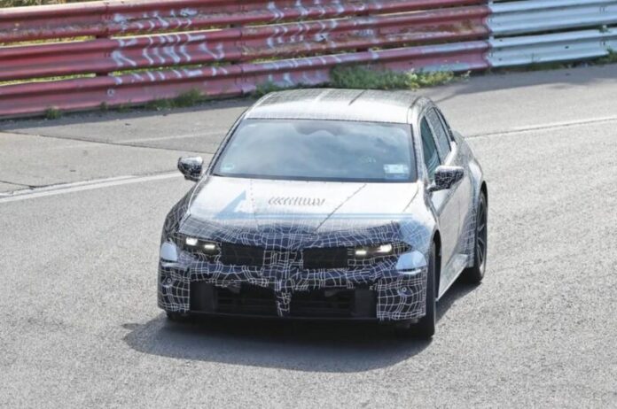 Електричний BMW M3 2026 знову помічено на тестах із мінімальним камуфляжем