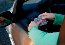 Чому небезпечно залишати воду і ліки в авто під спекою