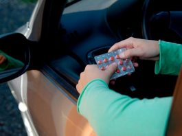 Чому небезпечно залишати воду і ліки в авто під спекою