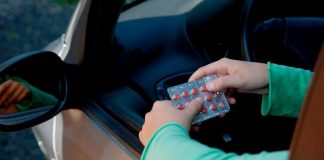 Чому небезпечно залишати воду і ліки в авто під спекою