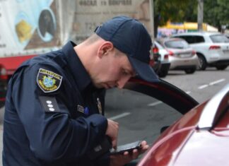 Поліцейський не може вимагати документи без доказів порушення