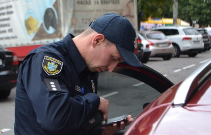 Поліцейський не може вимагати документи без доказів порушення