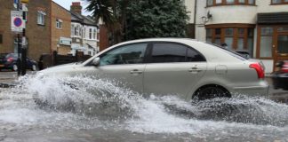 Автомобілістів попередили про небезпеку водіння під час дощу