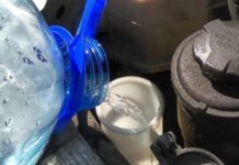 Чому не варто заливати звичайну воду в бачок склоомивача