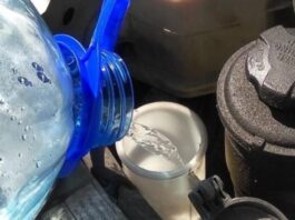 Чому не варто заливати звичайну воду в бачок склоомивача
