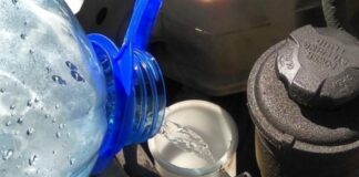 Чому не варто заливати звичайну воду в бачок склоомивача
