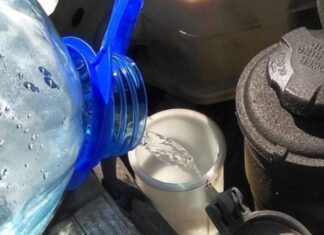 Чому не варто заливати звичайну воду в бачок склоомивача