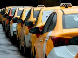 Експерт розповів, як визначити машини, які довго працювали в таксі