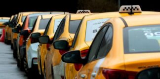 Експерт розповів, як визначити машини, які довго працювали в таксі