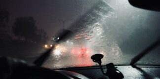 Як категорично не можна їздити на автомобілі в дощ