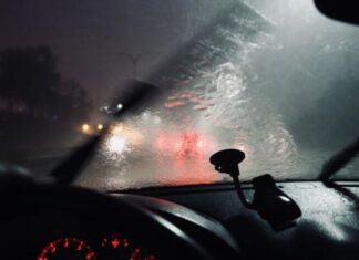 Як категорично не можна їздити на автомобілі в дощ