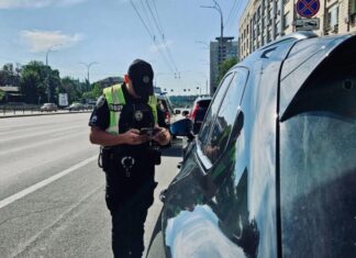 Чому під час зупинки поліцією не варто глушити двигун