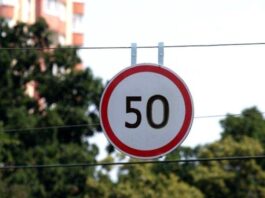 Чому у містах обмежують швидкість до 50 км/год
