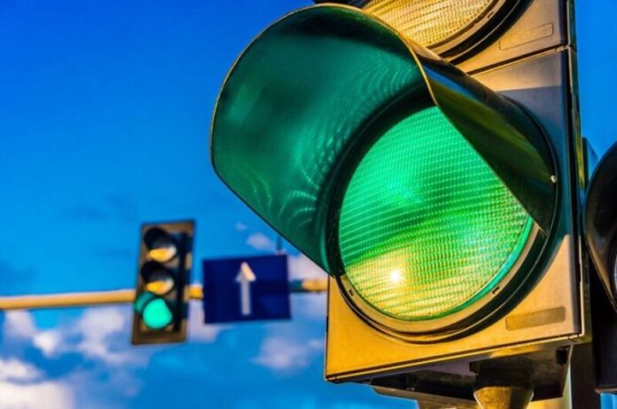 Автоінструктор пояснив, коли можна стартувати на зелений сигнал світлофора
