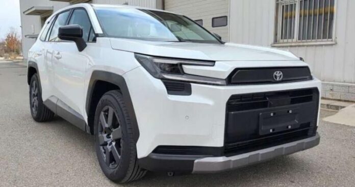 Новий Toyota RAV4 показали в новому кузові: перші фото та деталі