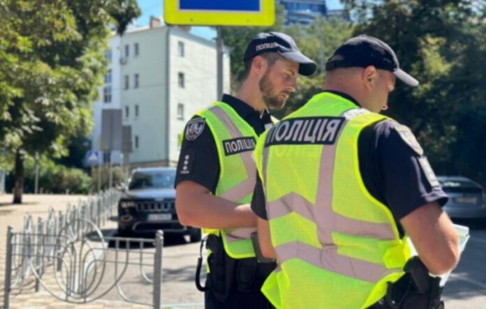 Названо 3 ситуації, коли поліцейський може вимагати вихід із авто