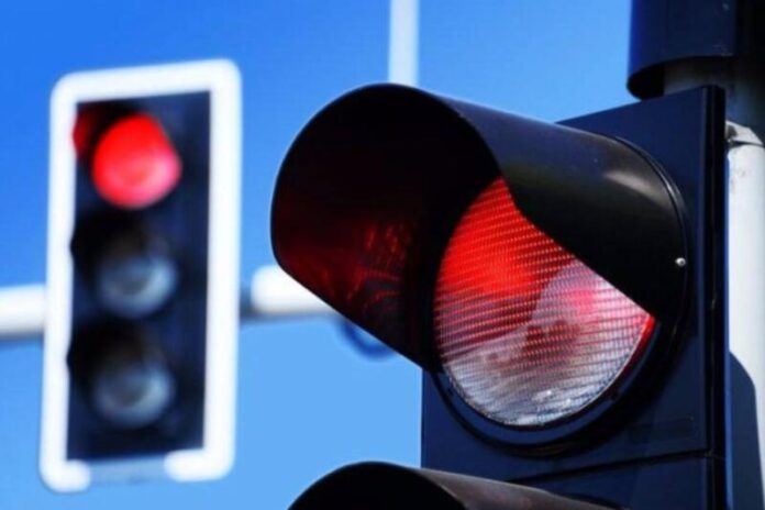 Чи дозволено проїжджати на червоне, якщо світлофор не працює