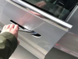 Електронні ручки дверей Tesla викликали критику пожежників