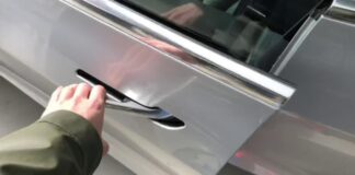 Електронні ручки дверей Tesla викликали критику пожежників