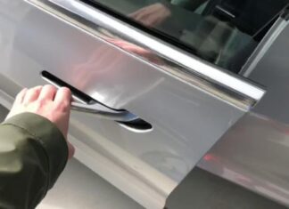 Електронні ручки дверей Tesla викликали критику пожежників