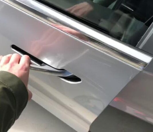 Електронні ручки дверей Tesla викликали критику пожежників