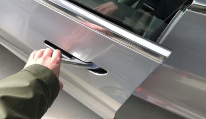 Електронні ручки дверей Tesla викликали критику пожежників