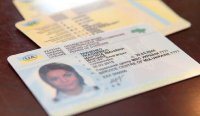 Чи потрібен пластиковий документ, якщо є водійське у «Дії»