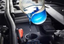 Чому не варто заливати воду в бачок омивача навіть влітку