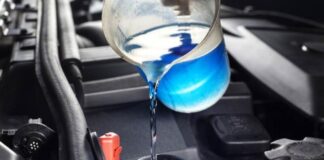 Чому не варто заливати воду в бачок омивача навіть влітку