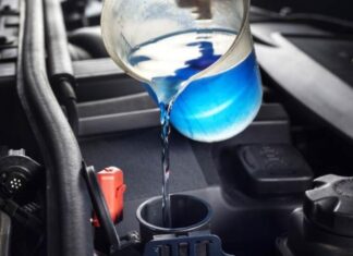 Чому не варто заливати воду в бачок омивача навіть влітку