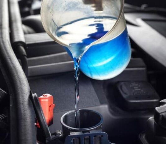 Чому не варто заливати воду в бачок омивача навіть влітку Чому не варто заливати воду в бачок омивача навіть влітку