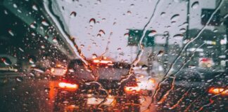 Експерти поділилися правилами осіннього водіння без аварій