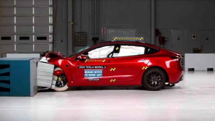 Електромобіль Tesla Model 3 2025 провалив краш-тест IIHS