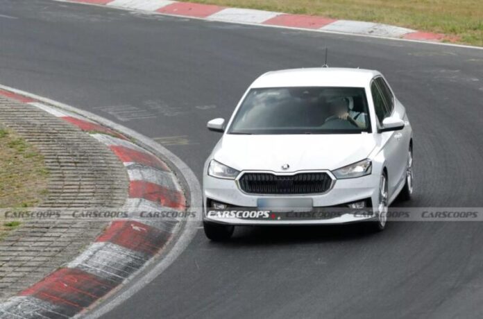 На Нюрбургринзі помітили прототипи оновленої Skoda Fabia