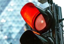 Коли можна проїхати на червоне світло світлофора: головні винятки із правил