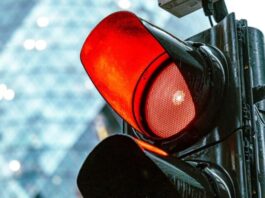 Коли можна проїхати на червоне світло світлофора: головні винятки із правил