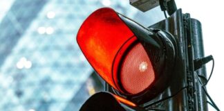 Коли можна проїхати на червоне світло світлофора: головні винятки із правил